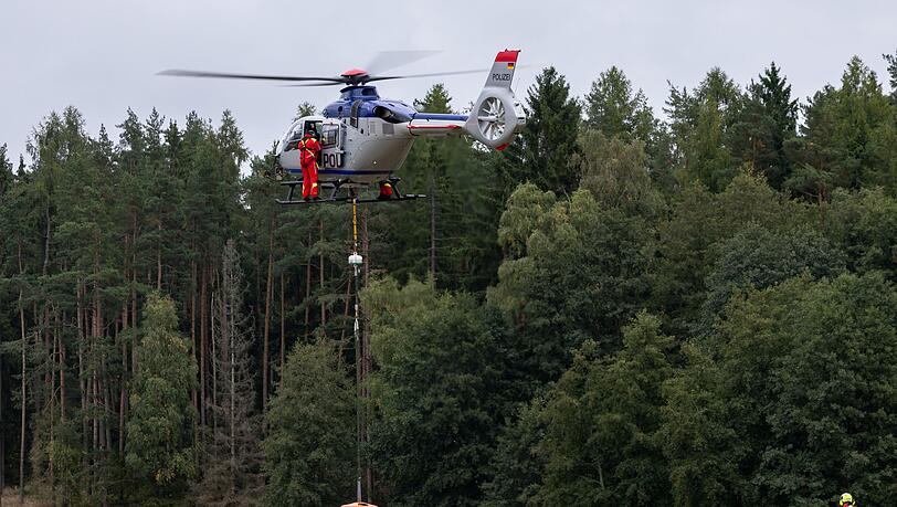 Ein Hubschrauber bei der Übung hebt ab. Ein Hubschrauber bei der Übung hebt ab.