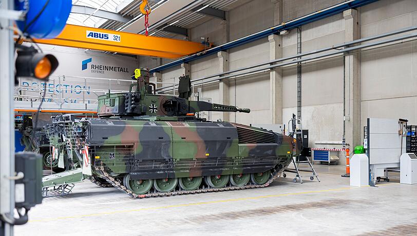 Ein Puma-Sch&uuml;tzenpanzer in einer Halle des Rheinmetall-Werks im nieders&auml;chsischen Unterl&uuml;&szlig;.