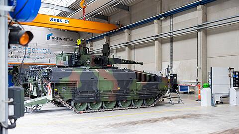 Ein Puma-Sch&uuml;tzenpanzer in einer Halle des Rheinmetall-Werks im nieders&auml;chsischen Unterl&uuml;&szlig;.