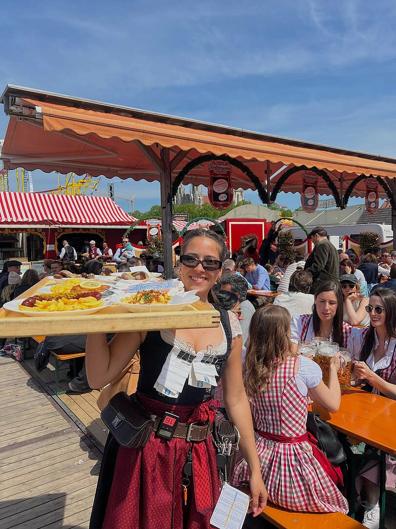 Fanny (26) ist Sonderp&auml;dagogin. Seit vier Jahren arbeitet sie auch als Wiesn-Bedienung. Das Foto zeigt sie bei einem Einsatz auf dem Fr&uuml;hlingsfest.