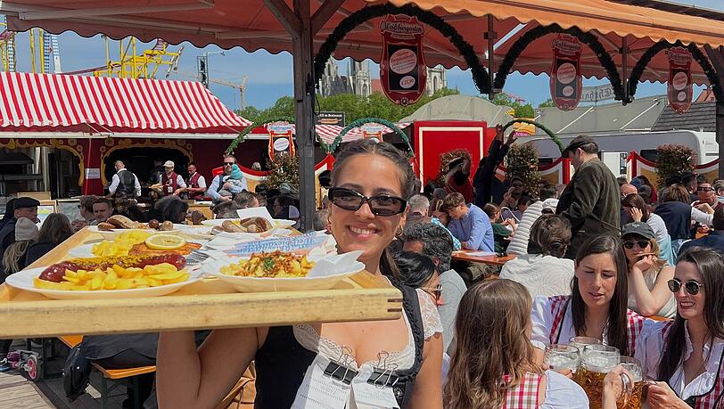 Fanny (26) ist Sonderpädagogin. Seit vier Jahren arbeitet sie auch als Wiesn-Bedienung. Das Foto zeigt sie bei einem Einsatz auf dem Frühlingsfest. Fanny (26) ist Sonderpädagogin. Seit vier Jahren arbeitet sie auch als Wiesn-Bedienung. Das Foto zeigt sie bei einem Einsatz auf dem Frühlingsfest.