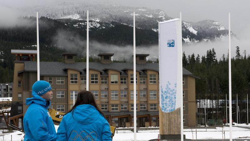 Zwei freiwillige Helfer stehen in Whistler vor dem Olympischen Dorf. Zwei freiwillige Helfer stehen in Whistler vor dem Olympischen Dorf.