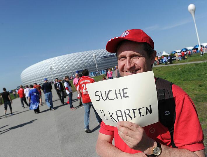 Der Countdown läuft: Die Fans machen sich auf zur Arena.