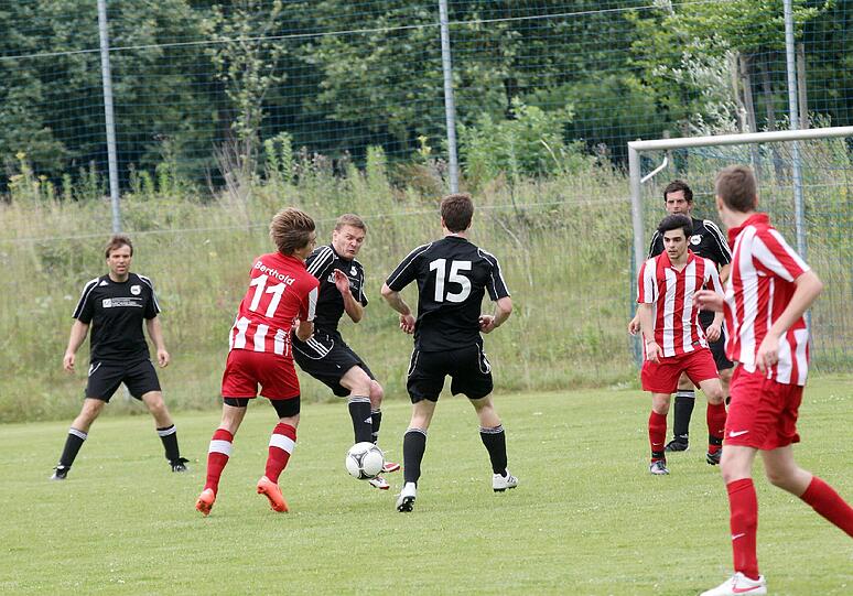 3. Runde bei den AZ-Freizeitkickern: eine Szene aus dem Spiel Maccabi Munich Legends gegen SchlussMitLustig.