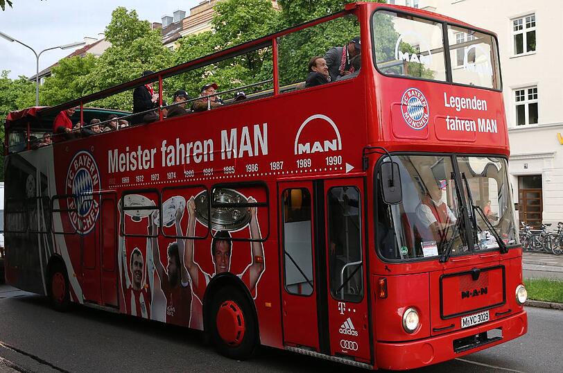 Doppeldecker-Bus für die Triple-Helden: Auf diesem Bus wollen die Stars des FC Bayern am Sonntag in München feiern.
