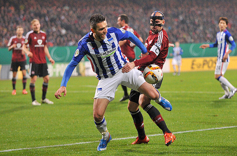 Szene aus dem Achtelfinal-Spiel der Hertha beim 1. FC Nürnberg (2:0): Vedad Ibisevic (links) im Zweikampf mit dem Nürnberger Miso Brecko.