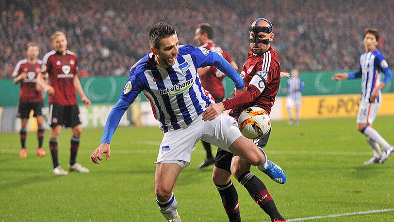 Szene aus dem Achtelfinal-Spiel der Hertha beim 1. FC Nürnberg (2:0): Vedad Ibisevic (links) im Zweikampf mit dem Nürnberger Miso Brecko. Szene aus dem Achtelfinal-Spiel der Hertha beim 1. FC Nürnberg (2:0): Vedad Ibisevic (links) im Zweikampf mit dem Nürnberger Miso Brecko.