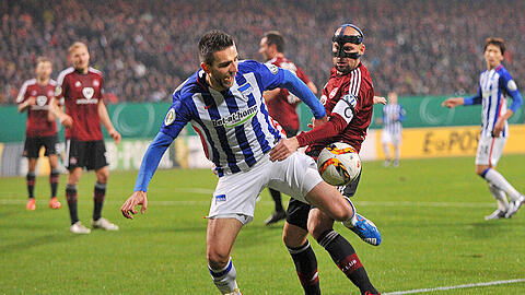 Szene aus dem Achtelfinal-Spiel der Hertha beim 1. FC Nürnberg (2:0): Vedad Ibisevic (links) im Zweikampf mit dem Nürnberger Miso Brecko.