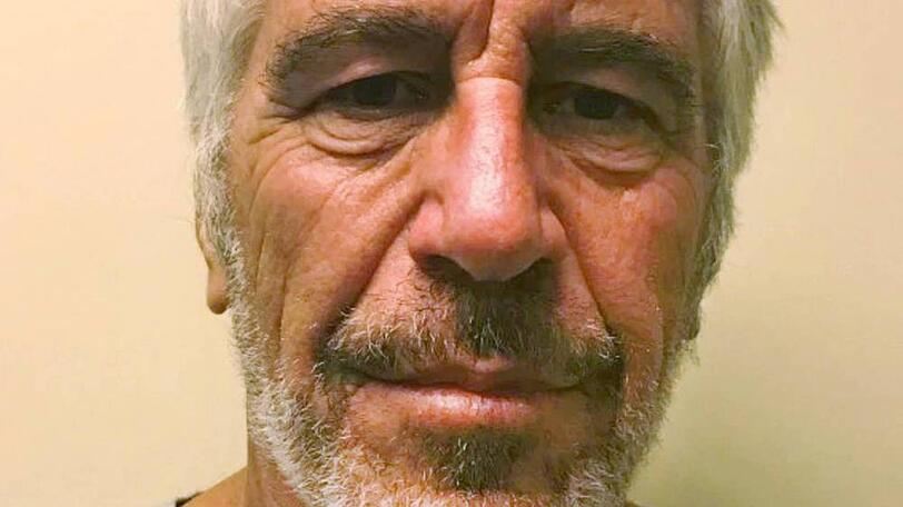 Jeffrey Epstein wenige Tage vor seinem Selbstmord auf einer offiziellen Aufnahme der US-Strafverfolgungsbehörden