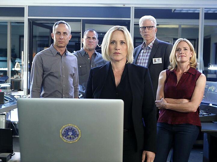 "CSI: Vegas": Avery Ryan (Patricia Arquette, M.) mit den CSIlern (v.l.) David Hodges (Wallace Langham), Nick Stokes (George Eads), D.B. Russell (Ted Danson) und Julie Finlay (Elisabeth Shue)