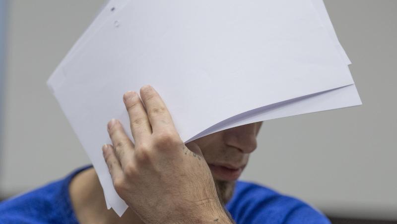 Der Angeklagte im "Mordfall Susanna", Ali B., verdeckt beim Betreten des Verhandlungssaals sein Gesicht vor den Kameras der Fotografen. Der Angeklagte im "Mordfall Susanna", Ali B., verdeckt beim Betreten des Verhandlungssaals sein Gesicht vor den Kameras der Fotografen.