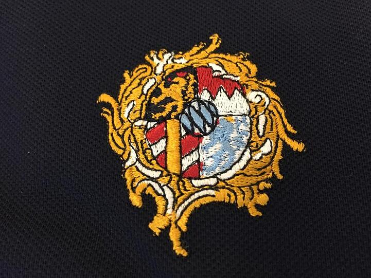Das Familienwappen der Wittelsbacher ist auf einem Poloshirt zu sehen. Foto: Elke Richter/Archivbild