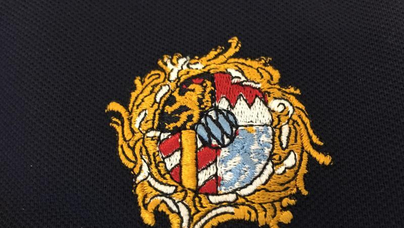 Das Familienwappen der Wittelsbacher ist auf einem Poloshirt zu sehen. Foto: Elke Richter/Archivbild Das Familienwappen der Wittelsbacher ist auf einem Poloshirt zu sehen. Foto: Elke Richter/Archivbild