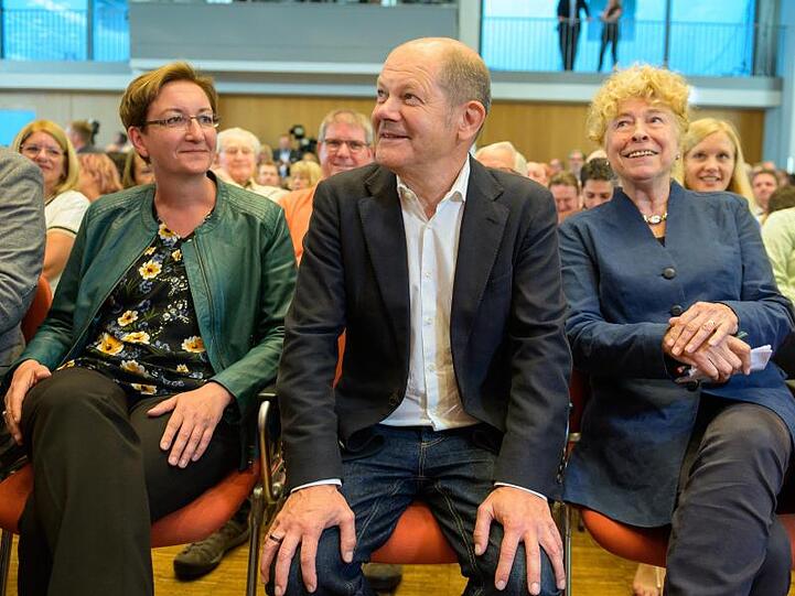 Ganz entspannt: Die Kandidaten für den SPD-Vorsitz, Klara Geywitz, Olaf Scholz und Gesine Schwan.