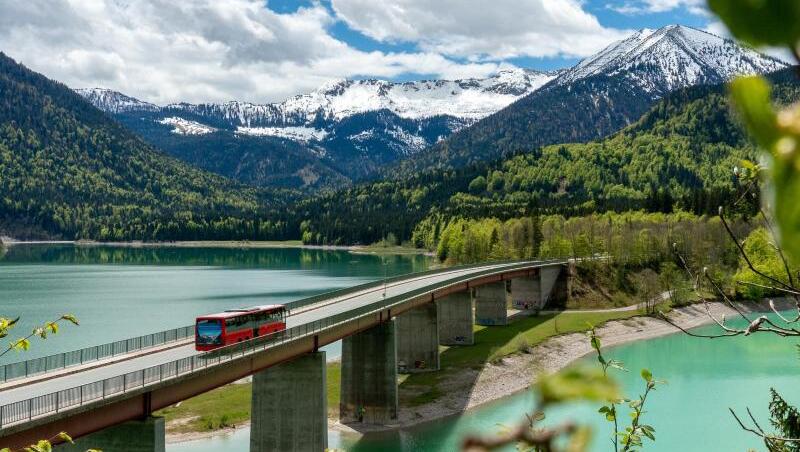 Ein Bergbus des Deutschen Alpenvereins (DAV) auf der Strecke von Lenggries Richtung Eng.