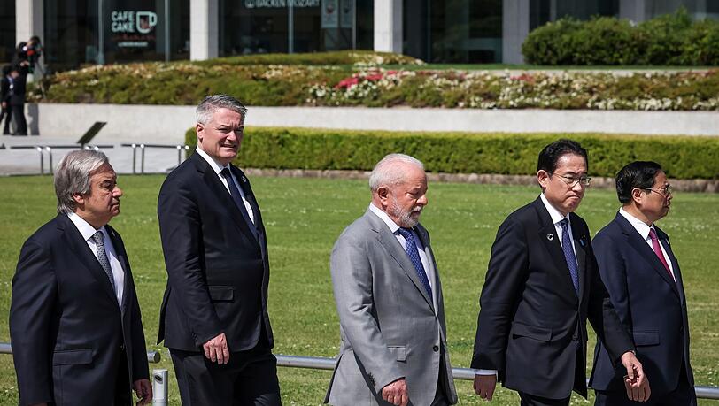 Luiz Inacio Lula da Silva (M) mit anderen Gipfelteilnehmern beim G7-Treffen in Hiroshima.