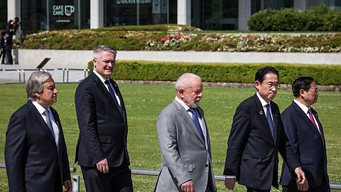 Luiz Inacio Lula da Silva (M) mit anderen Gipfelteilnehmern beim G7-Treffen in Hiroshima.