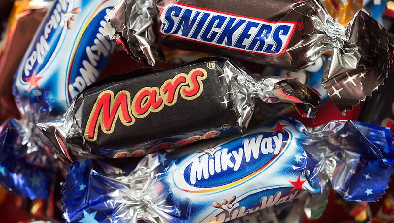 Verschiedene Schokoriegel von Mars, die auch den Schokoriegel Snickers herstellen. Wer auf US-Waren verzichten möchte, muss auch darauf verzichten. Verschiedene Schokoriegel von Mars, die auch den Schokoriegel Snickers herstellen. Wer auf US-Waren verzichten möchte, muss auch darauf verzichten.