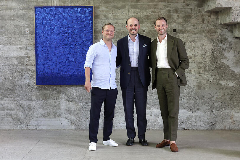Die beiden Galeristen Constantin Hemmerle (l.) und Tim Aumüller (r.) mit PR-Profi Benjamin Bartz bei der VIP-Preview der Ausstellung "Common Ground". Die beiden Galeristen Constantin Hemmerle (l.) und Tim Aumüller (r.) mit PR-Profi Benjamin Bartz bei der VIP-Preview der Ausstellung "Common Ground".