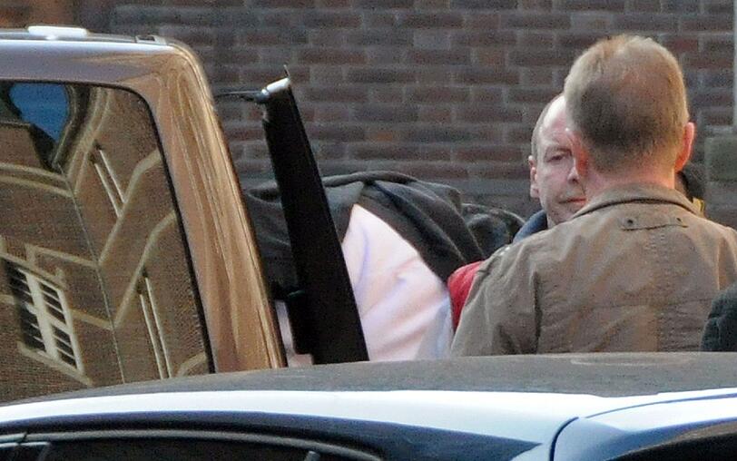 Nach vier Tagen Trauer und Ungewissheit scheint der Emder Mädchenmord aufgeklärt: Das Amtsgericht in der ostfriesischen Stadt erließ am Mittwochabend Haftbefehl gegen einen 17-Jährigen aus Emden - sehen Sie hier die Bilder...