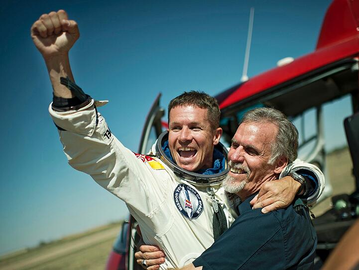 Nach ersten Daten habe Baumgartner eine Höchstgeschwindigkeit von 1342,8 Stundenkilometern erreicht, sagte der Experte von der der Federation Aeronautique Internationale (FAI), die sich um die Datenaufzeichnung von Rekorden in der Luftfahrt kümmert, Brian Utley. Damit war Baumgartner rund 265 Stundenkilometer schneller als der Schall. Die Mach-Zahl soll bei 1,24 gelegen haben.