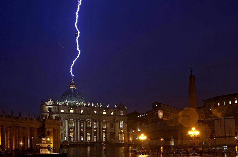 Keine Fotomontage: Wenige Stunden, nachdem Papst Benedikt seinen Rücktritt ankündigt, schlägt im Petersdom in Rom ein Blitz ein.