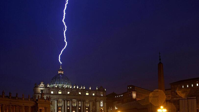 Keine Fotomontage: Wenige Stunden, nachdem Papst Benedikt seinen Rücktritt ankündigt, schlägt im Petersdom in Rom ein Blitz ein. Keine Fotomontage: Wenige Stunden, nachdem Papst Benedikt seinen Rücktritt ankündigt, schlägt im Petersdom in Rom ein Blitz ein.