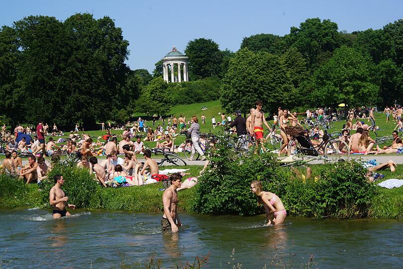 Der Sommer ist da und Münchens Bürger stürmen in den Englischen Garten! Sehen Sie hier die Bilder!