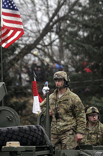 Ein US-Soldat bei der Militärparade in Narva.