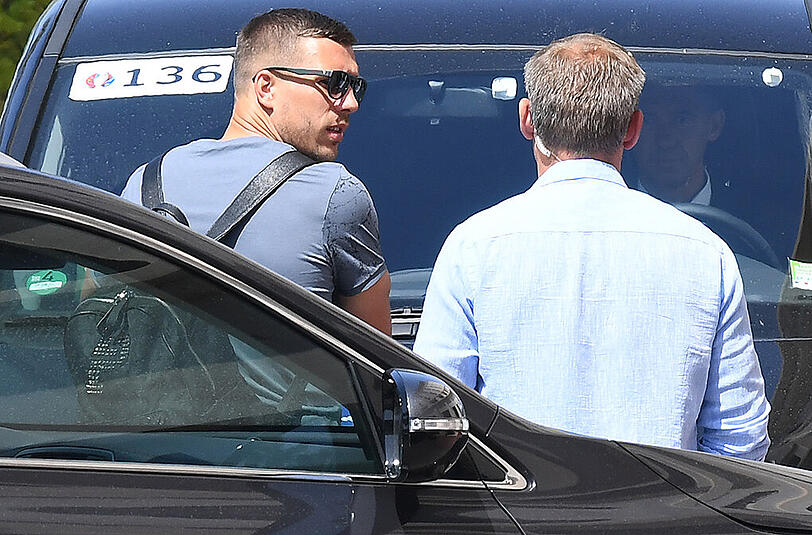 Abflug: Den deutschen Fußball-Nationalspielern - hier Lukas Podolski - bleibt nach dem Halbfinal-Aus bei der EM-Endrunde in Frankreich jeweils ein Trostpflaster von 100.000 Euro.