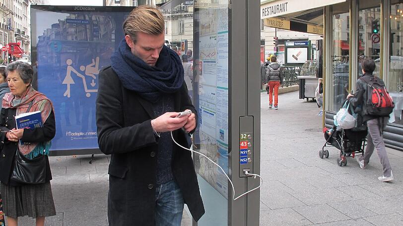 In Paris ist es bereits möglich, sein Handy an einer öffentlichen Bushaltestelle aufzuladen.