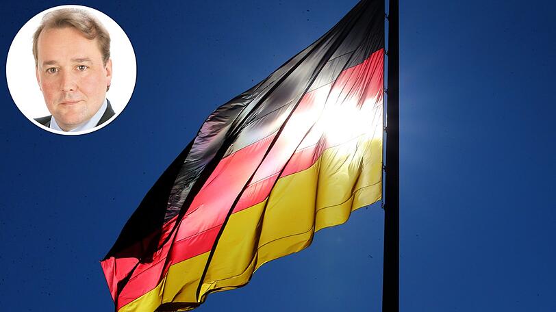 Bei strahlendem Sonnenschein weht am unter einem tiefblauen Himmel vor dem Reichstagsgebäude in Berlin die Deutschlandfahne.