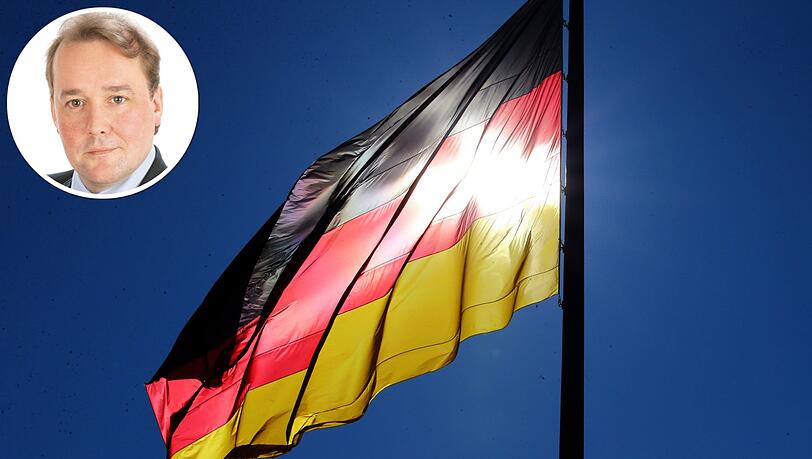 Bei strahlendem Sonnenschein weht am unter einem tiefblauen Himmel vor dem Reichstagsgebäude in Berlin die Deutschlandfahne. Bei strahlendem Sonnenschein weht am unter einem tiefblauen Himmel vor dem Reichstagsgebäude in Berlin die Deutschlandfahne.