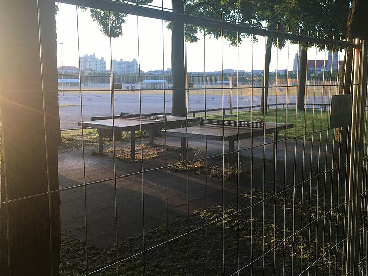 So sah es am Donnerstagabend auf der Theresienwiese aus: Die Tischtennisplatten befanden sich innerhalb der Bauzäune. Eine entspanntes Spiel am Feierabend war damit unerreichbar.