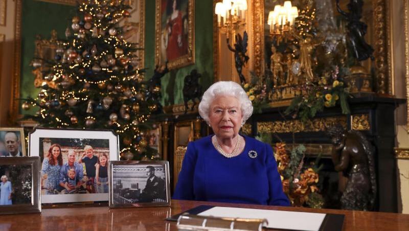 Königin Elizabeth II. bei der Aufzeichnung ihrer Weihnachtsansprache. Königin Elizabeth II. bei der Aufzeichnung ihrer Weihnachtsansprache.