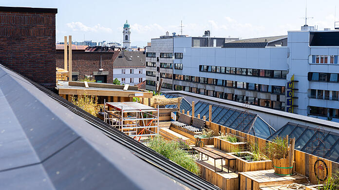 A stunning view attracts visitors to the roof of the Hotel Gasteig located in the roof garden.