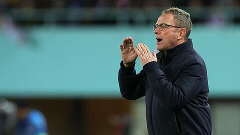 Österreichs Trainer Ralf Rangnick gibt Anweisungen.