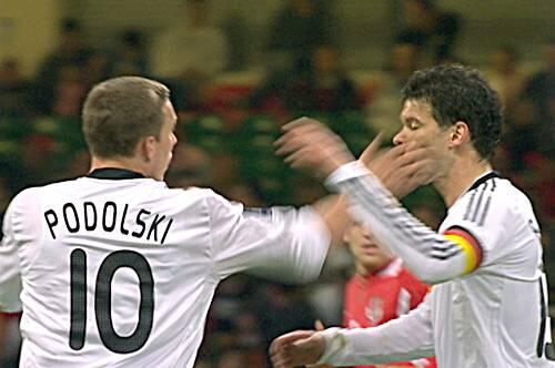 Handgreifliche Auseinandersetzung: Lukas Podolski (l.) kontra Michael Ballack.