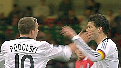 Handgreifliche Auseinandersetzung: Lukas Podolski (l.) kontra Michael Ballack.