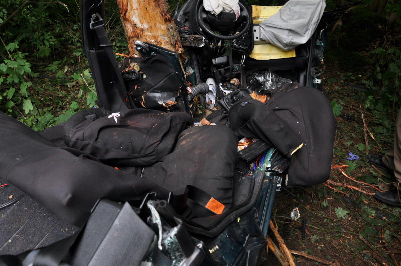 Der Wagen zerschellte an einem Baum - der Fahrer starb an der Unfallstelle.