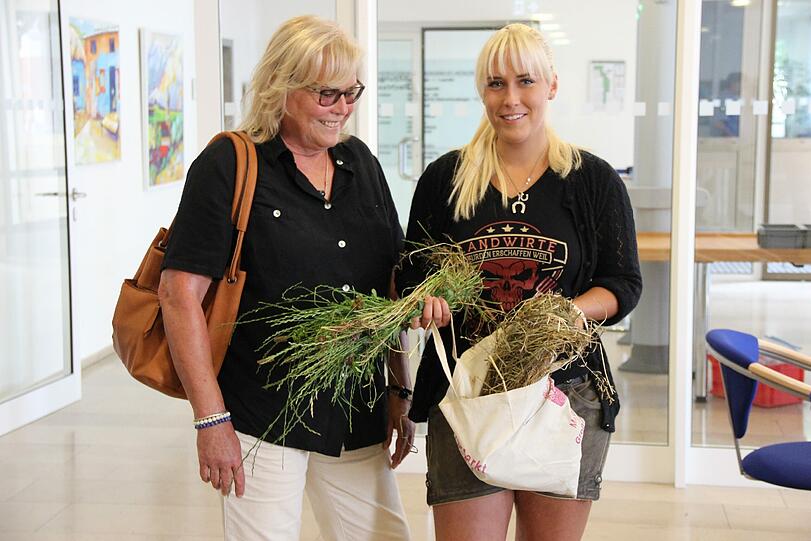 Im Verwaltungsgericht: Christine und Marie-Sophie Scherr (r.) wehren sich gegen die Auflösung ihrer Rinderherde.