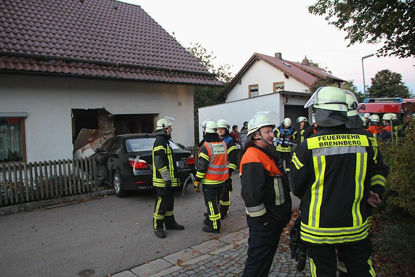 Am Sonntag krachte ein BMW in das Schlafzimmer eines Wohnhauses in Brennberg (Landkreis Regensburg). Die Bilder von der Unfallstelle.