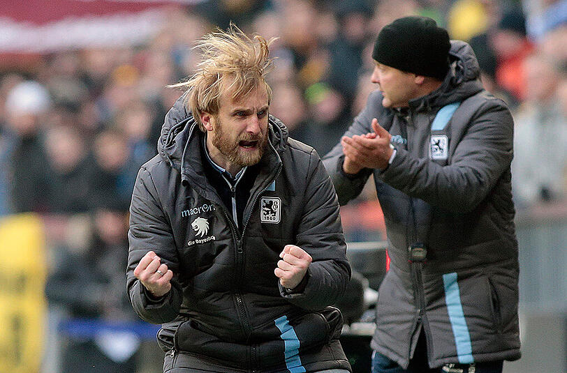 Die doppelte Faust dank Levent Aycicek: 1860-Interimstrainer Daniel Bierofka und sein Assistent Denis Bushuev (hinten) freuen sich über den 1:0-Sieg der Löwen gegen Dynamo Dresden.