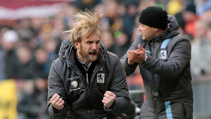 Die doppelte Faust dank Levent Aycicek: 1860-Interimstrainer Daniel Bierofka und sein Assistent Denis Bushuev (hinten) freuen sich über den 1:0-Sieg der Löwen gegen Dynamo Dresden. Die doppelte Faust dank Levent Aycicek: 1860-Interimstrainer Daniel Bierofka und sein Assistent Denis Bushuev (hinten) freuen sich über den 1:0-Sieg der Löwen gegen Dynamo Dresden.