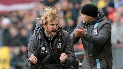 Die doppelte Faust dank Levent Aycicek: 1860-Interimstrainer Daniel Bierofka und sein Assistent Denis Bushuev (hinten) freuen sich über den 1:0-Sieg der Löwen gegen Dynamo Dresden.