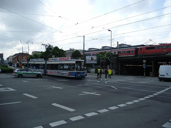 Trambahn-Unfall am Hauptbahnhof: Ein etwa 50-jähriger Mann ist vor den Zug gerannt und dabei schwer verletzt worden. Die Bilder