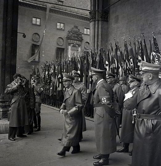 Nazi-Größen lassen sich vor der Feldherrnhalle fotografieren.