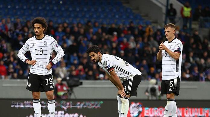 Die deutschen Nationalspieler um Leroy Sané (l.), Ilkay Gündogan (m.) und Joshua Kimmich mussten auf der Rückreise einen Stopp einlegen.