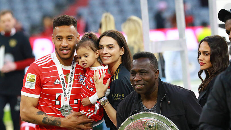 Corentin Tolisso posiert nach der Siegerehrung mit seiner Familie. Corentin Tolisso posiert nach der Siegerehrung mit seiner Familie.