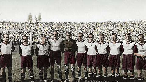 Die Meistermannschaft des FC Bayern vor dem Endspiel in Nürnberg gegen Eintracht Frankfurt am 12. Juni 1932.